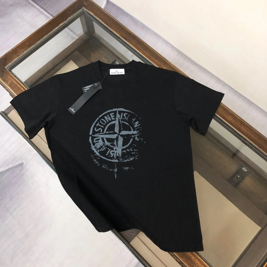 P180 Stone Island Stone Island 2025 latest T-shirt, couple style ~ Original order, stylish and casual short T-shirt, specially made of customized cotton fabric ~ Cotton T-shirt ~ Pre-washed to prevent deformation and shrinkage problem, more comfortable and breathable on the body ~ All available from stock ~ Unique design style, trendy must-have item, complete with three standards 👍 Color: black/white Size: S M L XL (larger version, please indicate your height and weight when placing an order)